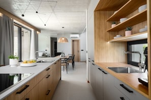 Kühlschrank, Mikrowelle, Herdplatte, Geschirrspüler