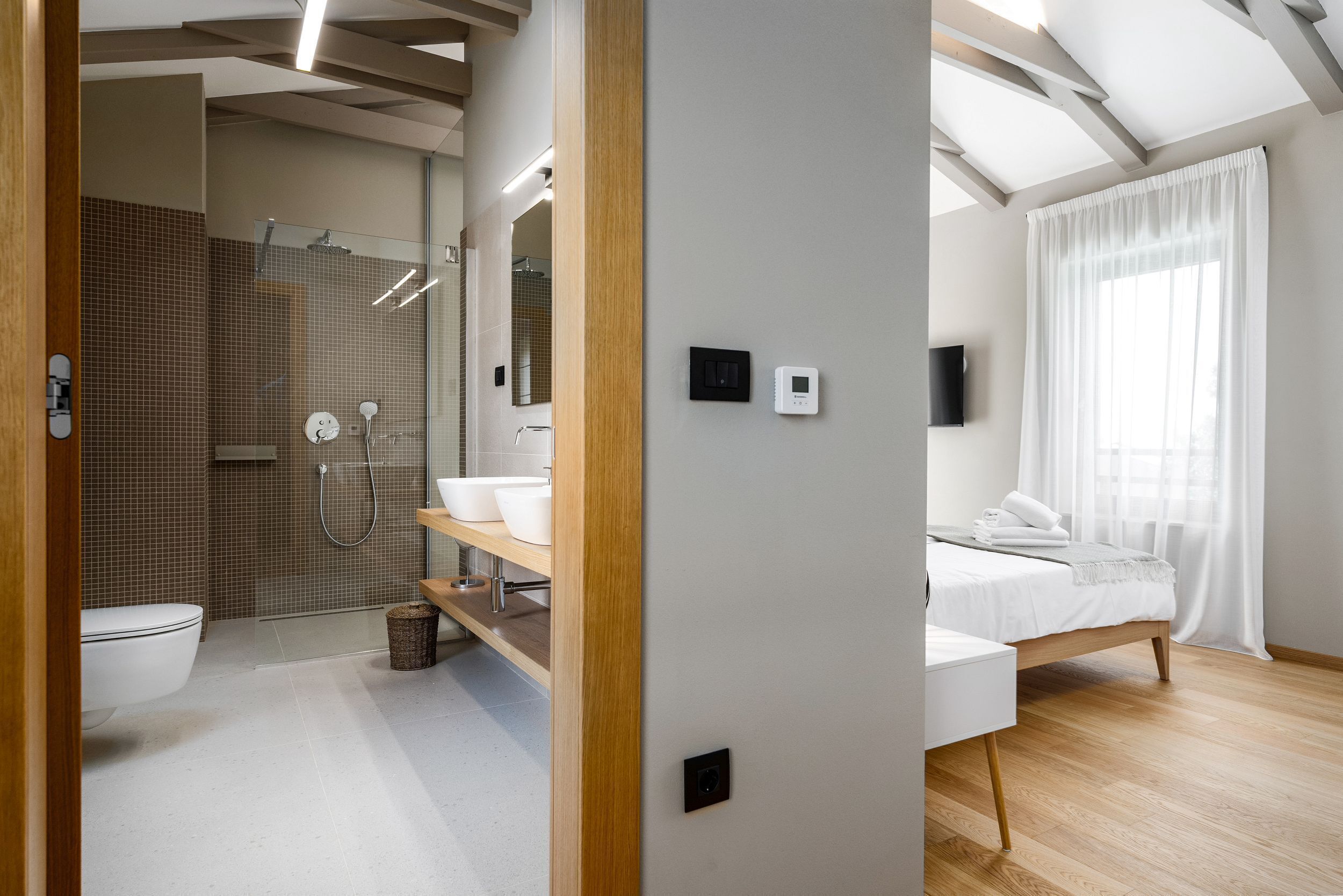 Une salle de bain moderne équipée d’une douche, de toilettes et d’un lavabo.