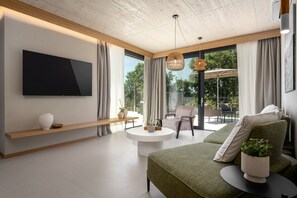 Fernseher, Kamin, Tischtennisplatte