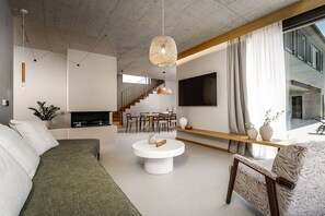 Fernseher, Kamin, Tischtennisplatte