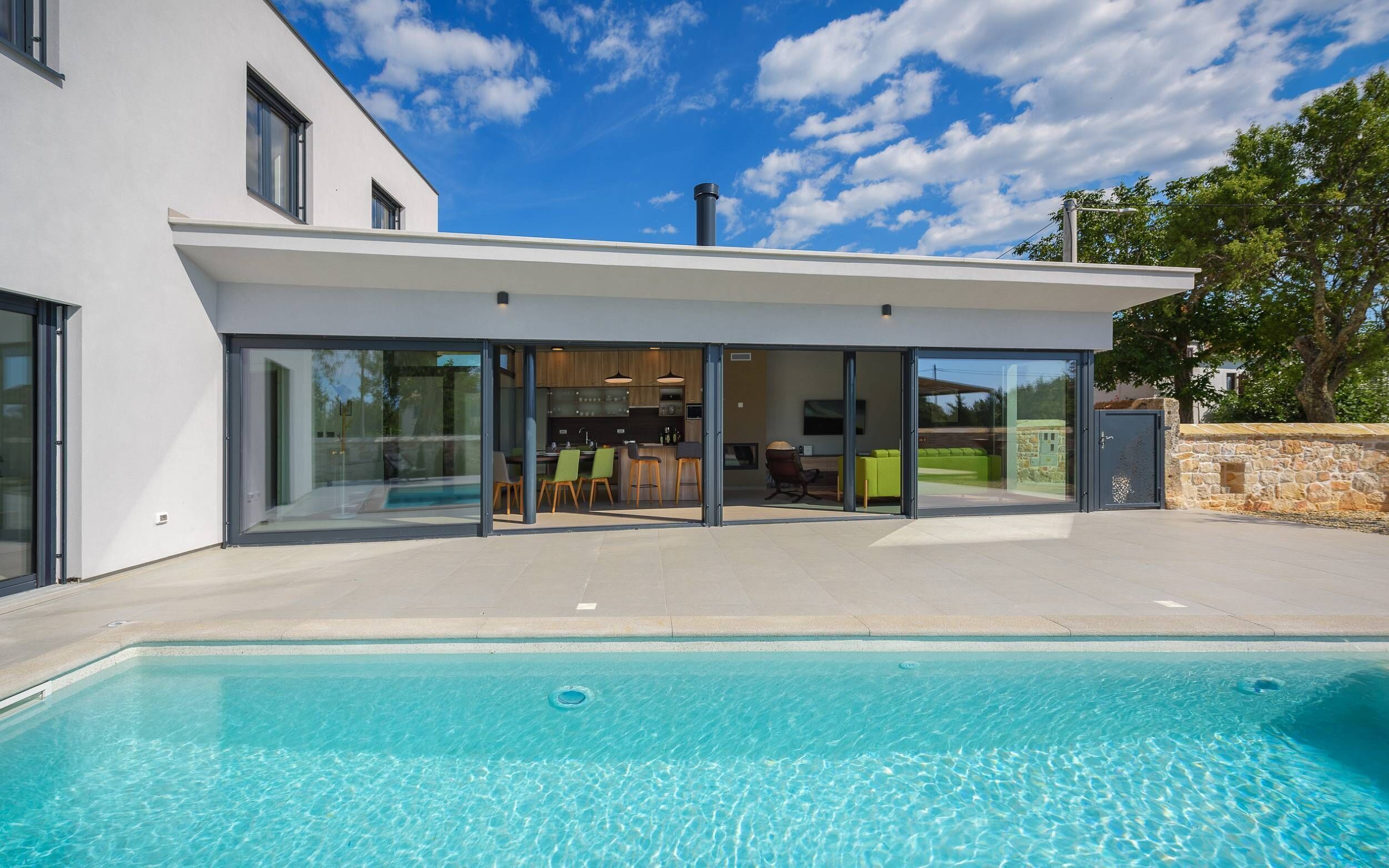 حمّام سباحة مُدفَّأ