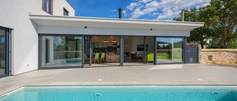 حمّام سباحة مُدفَّأ