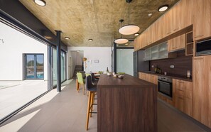 Réfrigérateur, micro-ondes, plaque de cuisson, lave-vaisselle