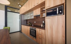 Réfrigérateur, micro-ondes, plaque de cuisson, lave-vaisselle