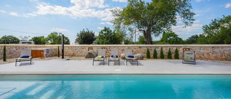 حمّام سباحة مُدفَّأ