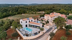 A modern villa with a swimming pool, stone walls, and a view of the surrounding forest. - Villa 115 (100401-K1) - Visnjan (Porec) (Visnjan (Porec))