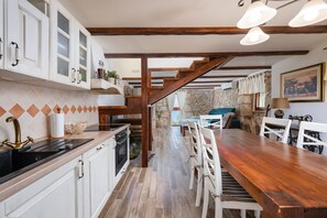 Geladeira, micro-ondas, cooktop, lava-louças