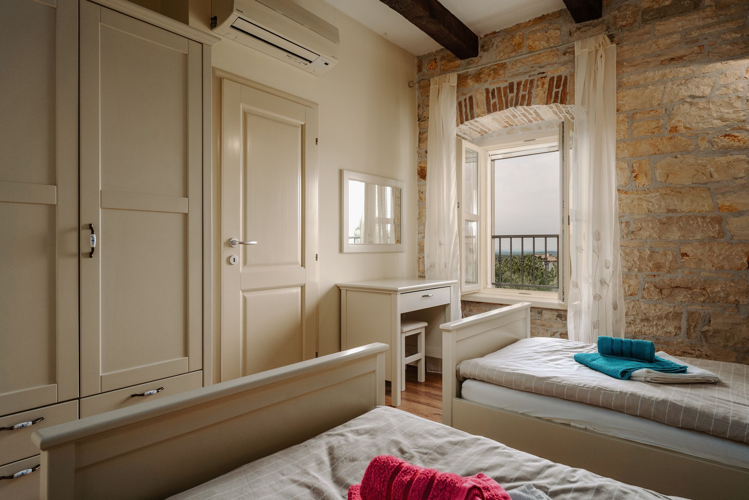 3 bedrooms, internet, bed sheets