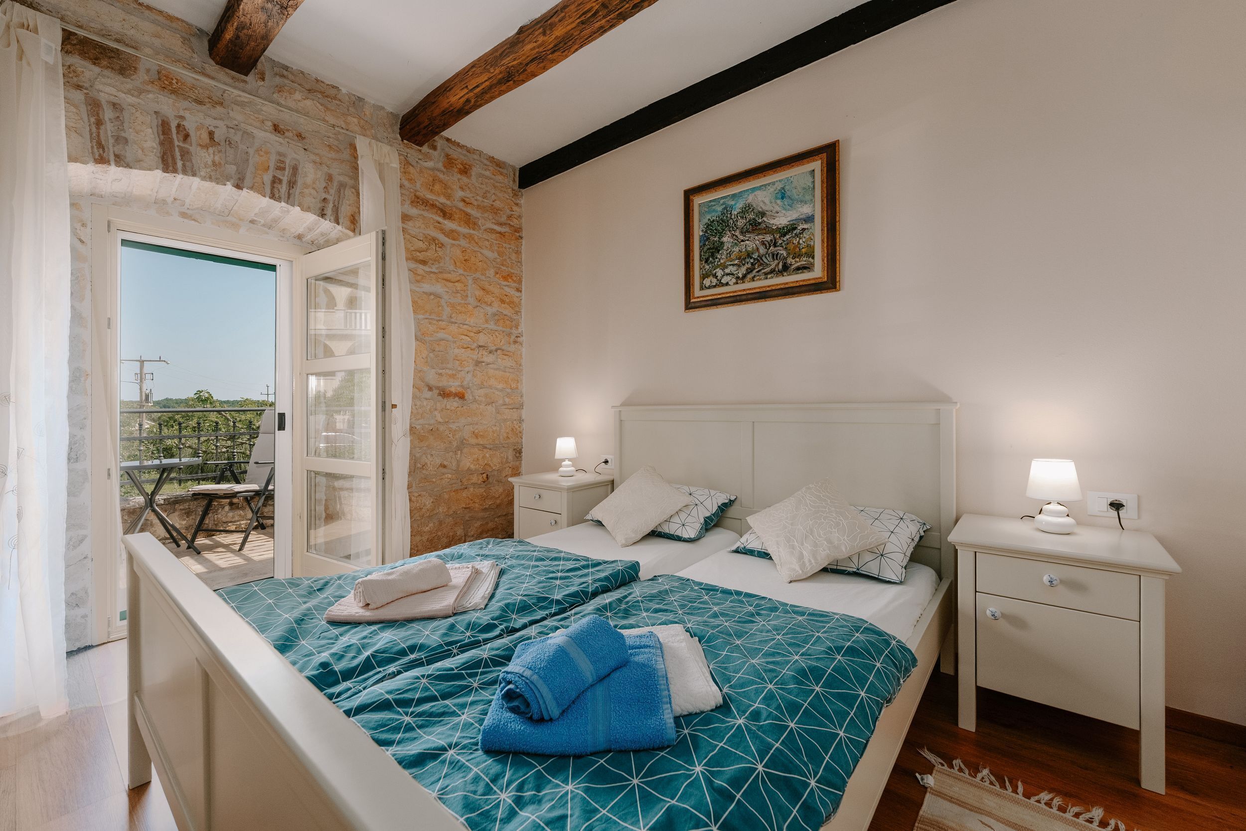 3 عدّة غرف نوم وخدمة الإنترنت وملاءات أسرّة