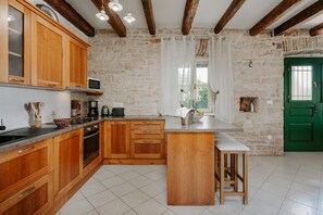 Kylskåp, mikrovågsugn, spishäll och diskmaskin