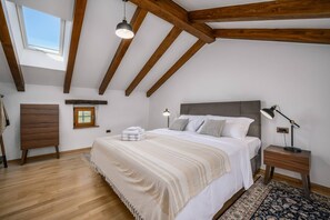 7 عدّة غرف نوم ومكواة/لوح كي وخدمة الإنترنت وملاءات أسرّة