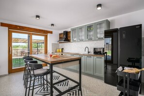 Fridge, microwave, stovetop, dishwasher - Villa Cangarela (100411-K1) - Visnjan (Porec) (Visnjan (Porec))