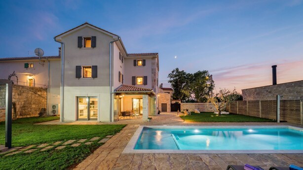 A two-story house with a swimming pool, a patio with lounge chairs, and a well-maintained lawn. - Villa Cangarela (100411-K1) - Visnjan (Porec) (Visnjan (Porec))