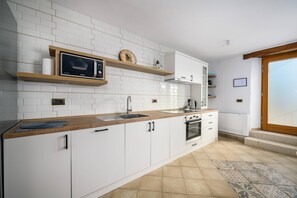 Réfrigérateur, micro-ondes, plaque de cuisson, lave-vaisselle