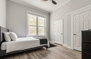 3 soverom, strykejern/-brett, wi-fi og sengetøy