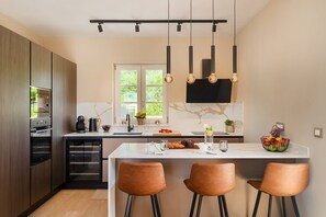 Réfrigérateur, micro-ondes, plaque de cuisson, lave-vaisselle