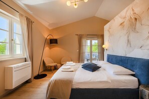 3 slaapkamers, een strijkplank/strijkijzer, internet