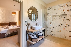 Dusche, kostenlose Toilettenartikel, Handtücher