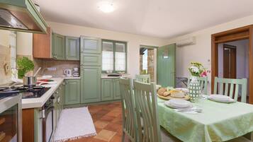 Fridge, microwave, stovetop, dishwasher