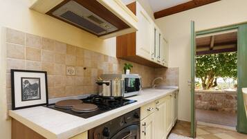 Fridge, microwave, stovetop, dishwasher