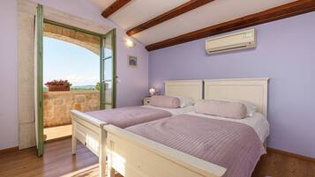 7 bedrooms, iron/ironing board, internet, bed sheets