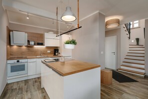 Frigorifero, piano cottura, lavastoviglie, macchina per tè/caffè