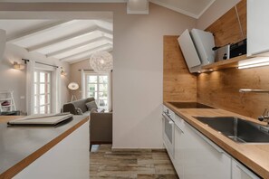 Frigorifero, piano cottura, lavastoviglie, macchina per tè/caffè