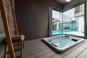 温水プール