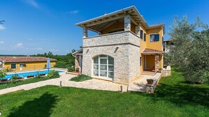 A two-story house with a stone facade, a balcony, and a swimming pool. - Villa Salvea (100391-K1) - Montizana (Montizana)