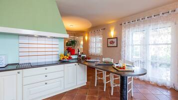 Fridge, microwave, stovetop, dishwasher