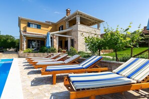 حمّام سباحة مُدفَّأ