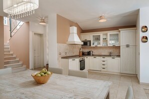 Refrigerador, microondas, placa de cocina, lavavajillas