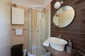 Een douche, handdoeken