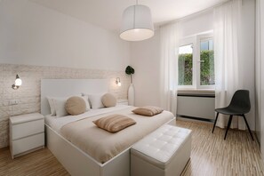 4 slaapkamers, een strijkplank/strijkijzer, internet, beddengoed