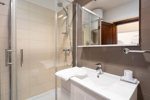 Shower, jetted tub, towels