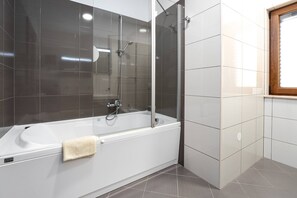 Shower, jetted tub, hair dryer, towels