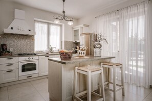 Refrigerador, microondas, placa de cocina, lavavajillas