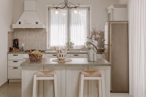 Køleskab, mikrobølgeovn, kogeplade, opvaskemaskine