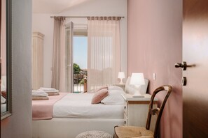 4 habitaciones, tabla de planchar con plancha y acceso a internet 