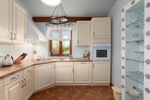 ثلاجة، موقد طهي مسطح، غسالة أطباق، ماكينة لصنع القهوة/الشاي