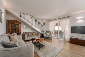 Télévision, table de tennis de table