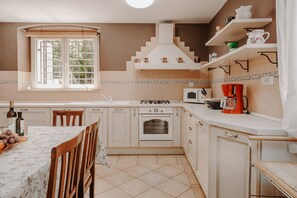 ثلاجة، ميكروويف، موقد طهي مسطح، غسالة أطباق