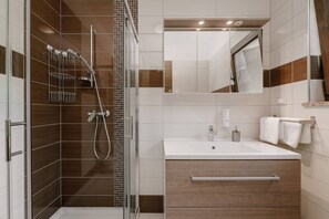 Douche, articles de toilette gratuits, sĂšche-cheveux