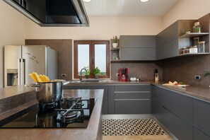 Réfrigérateur, four à micro-ondes, surface de cuisson, lave-vaisselle