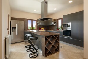 Geladeira, micro-ondas, cooktop, lava-louças