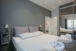 3 bedrooms, iron/ironing board, internet, bed sheets