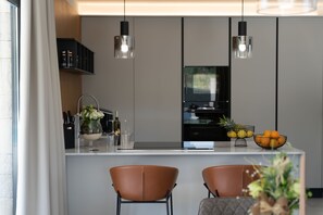 Réfrigérateur, micro-ondes, plaque de cuisson, lave-vaisselle