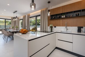 Réfrigérateur, micro-ondes, plaque de cuisson, lave-vaisselle