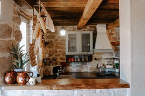 ثلاجة، ميكروويف، موقد طهي مسطح، غسالة أطباق