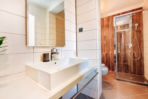 Douche, articles de toilette (gratuits), séchoir à cheveux